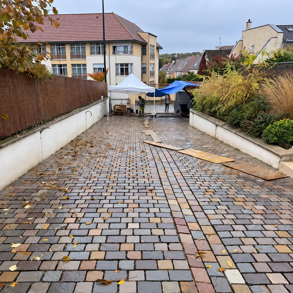 Longue allée en grès multicolore